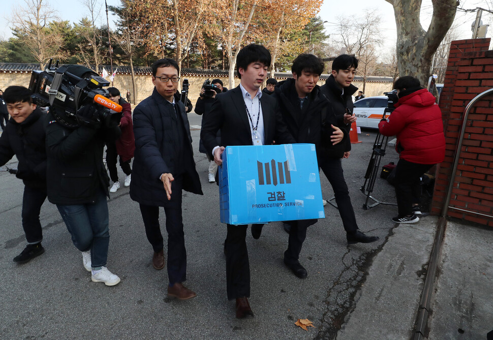 국무총리실 민정실 압수수색을 마친 검찰 관계자들이 지난 18일 오후 정부서울청사 창성동 별관을 나서고 있다. 청와대의 ‘선거개입 의혹’을 수사 중인 서울중앙지검 공공수사2부(부장 김태은)는 김기현 전 울산시장 첩보 생산 과정을 추적하기 위해 이날 국무총리실 민정실을 압수수색해 문아무개 사무관의 업무 관련 기록과 컴퓨터 하드디스크 등을 확보했다. 연합뉴스