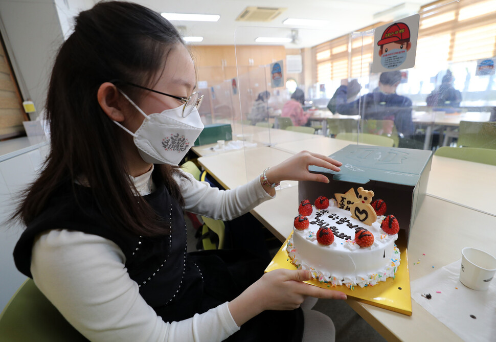 9일 오전 대전시 유성구 송정동 남선초등학교에서 열린 졸업식에서 졸업생이 기념 케이크를 만든 뒤 상자 안에 넣고 있다. 대전/연합뉴스 9일 오전 대전시 유성구 송정동 남선초등학교에서 열린 졸업식에서 졸업생이 기념 케이크를 만든 뒤 상자 안에 넣고 있다. 대전/연합뉴스