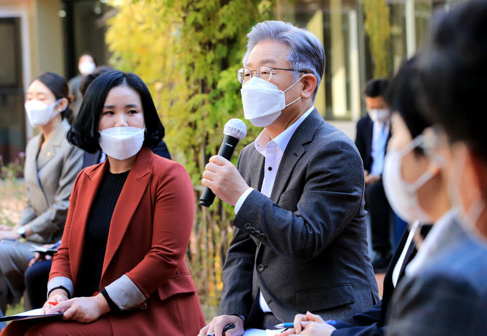 더불어민주당 이재명 대선 후보가 7일 서울 강서구 공립 지적장애 특수학교인 서진학교를 방문, 학부모와 간담회를 하고 있다. 국회사진기자단