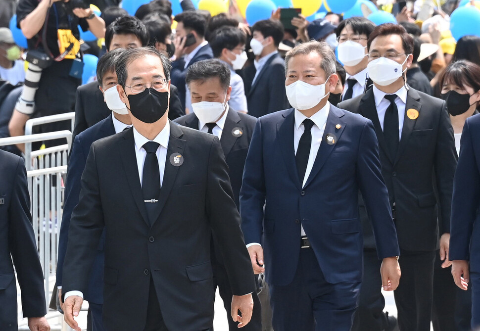 한덕수 신임 국무총리(맨앞)가 23일 경남 김해시 진영읍 봉하마을에서 열린 고 노무현 전 대통령 13주기 추도식에 참석하고 있다. 김해/공동취재사진