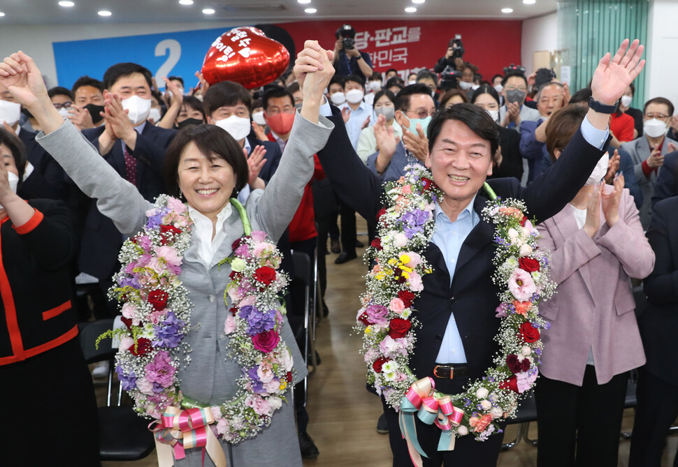 경기 성남 분당갑 국회의원 보궐선거에 출마한 국민의힘 안철수 후보(오른쪽)가 1일 오후 당선이 확실시 되자 분당 선거사무소에서 지지자들에게 인사하고 있다. 성남/연합뉴스