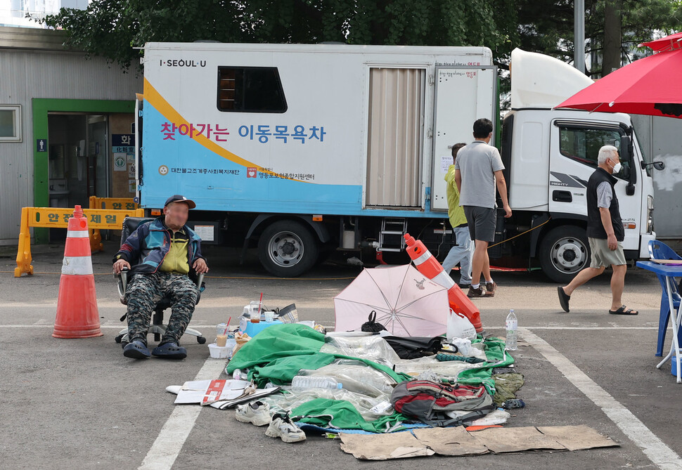 노숙인을 위한 이동목욕차가 지난 7월20일 오후 서울 영등포역 고가도로 아래 쪽방촌에 서 있다. 쪽방촌 주민, 노숙인, 이동이 어려운 어르신까지 누구든지 이용할 수 있다. 백소아 기자 thanks@hani.co.kr