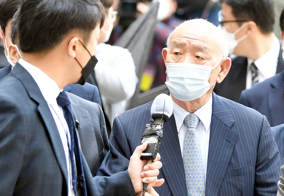 전두환 전 대통령이 27일 피고인으로 광주지방법원에 출석하고자 법원 청사로 이동하면서 기자들 질문을 받고 있다. 전씨는 ‘수많은 사람이 죽었는데 왜 책임지지 않느냐’는 질문에 일언반구 없이 취재진을 지나쳤다. 연합뉴스