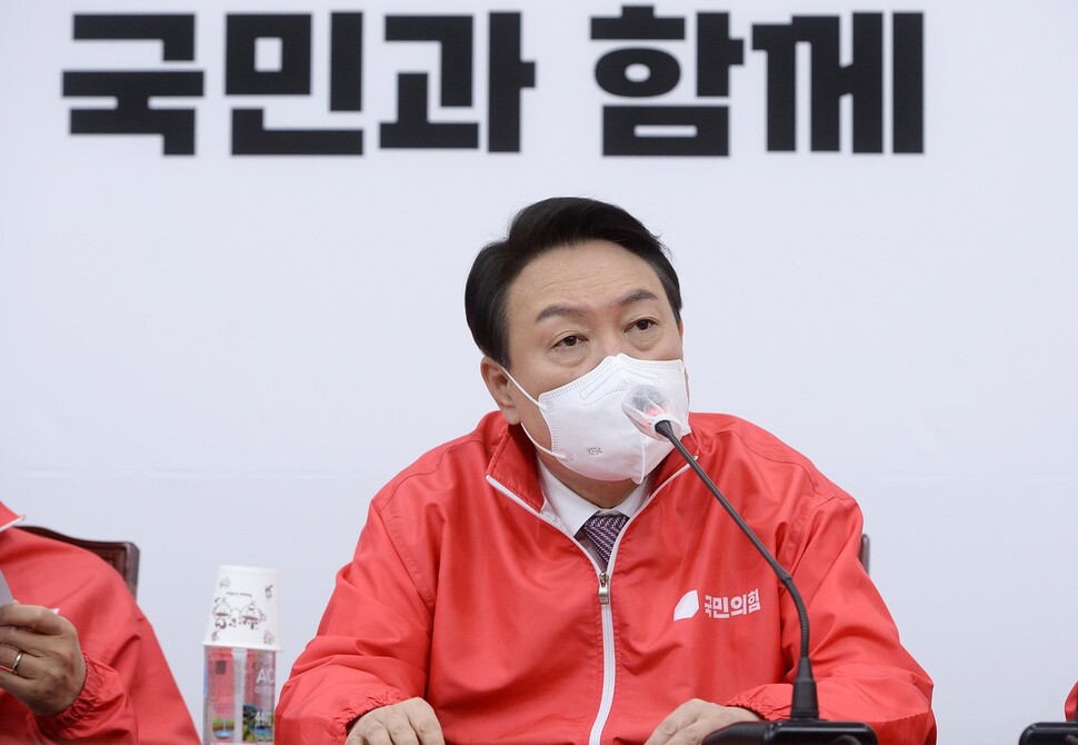 국민의힘 윤석열 대선 후보가 27일 서울 여의도 국회에서 열린 중앙선거대책위원회의에서 발언하고 있다. 공동취재사진