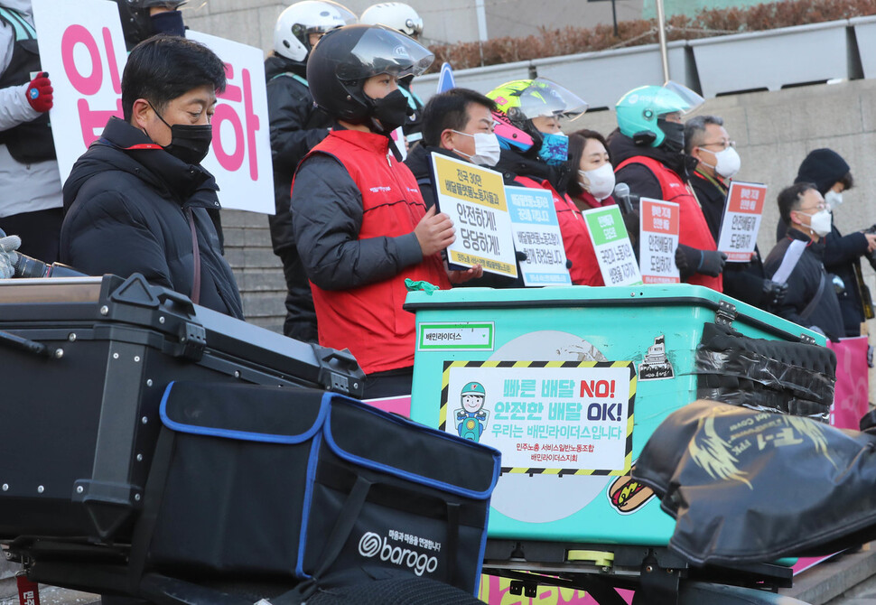 배달플랫폼노조(준) 출범 기자회견이 열린 18일 오전 서울 종로구 세종문화회관 계단 앞에 배달 오토바이들이 세워져 있다. 신소영 기자 신소영 기자