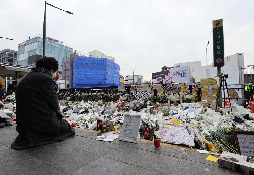 3일 오전 서울 용산구 이태원역 1번 출구 앞 참사 추모 공간을 찾은 시민이 눈물을 흘리며 추모하고 있다. 연합뉴스