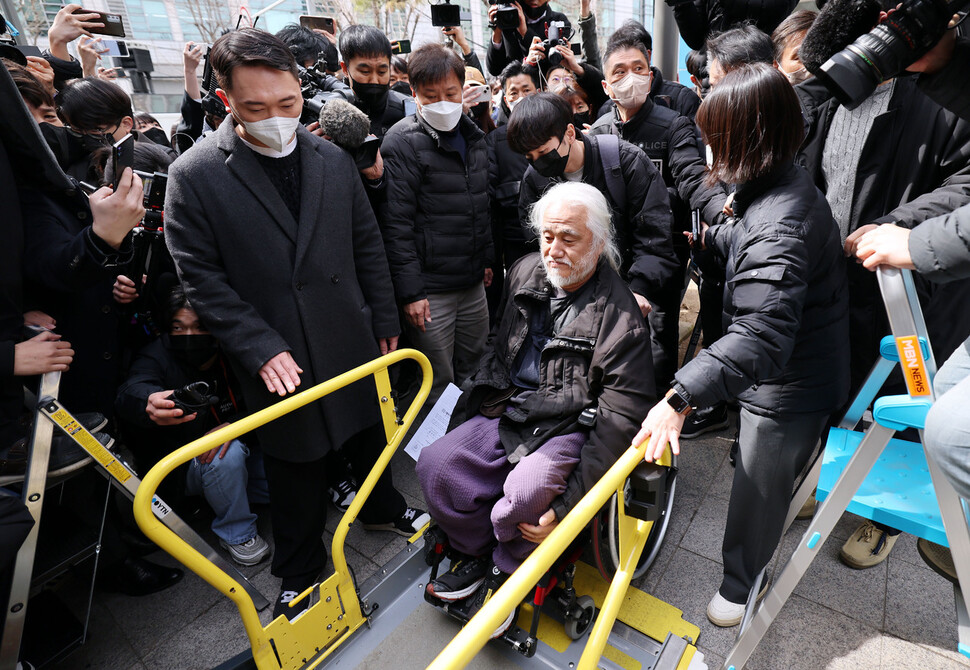 박경석 전국장애인차별철폐연대(전장연) 상임공동대표가 17일 오전 서울 종로구 서울경찰청 앞에서 기자회견을 마친 뒤 서울 남대문경찰서로 향하는 호송차량으로 이동하고 있다. 김경호 선임기자 jijae@hani.co.kr