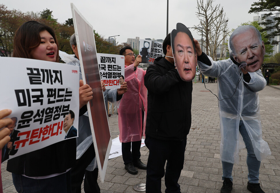 11일 오후 서울 용산구 대통령실 앞에서 전국민중행동 주최로 ‘미국의 도·감청은 명백한 주권 침해! 미국 규탄 및 굴욕외교 윤석열 정권 규탄 기자회견’이 열려 참석자들이 미국에 사과 및 재발방지 약속받기를 촉구하며 행위극을 하고 있다. 신소영 기자 viator@hani.co.kr