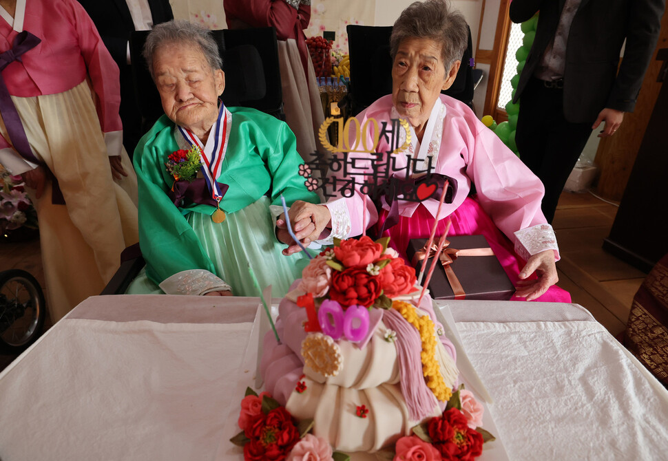 박옥선 할머니(왼쪽)와 강일출 할머니가 손을 잡고 있다. 김혜윤 기자