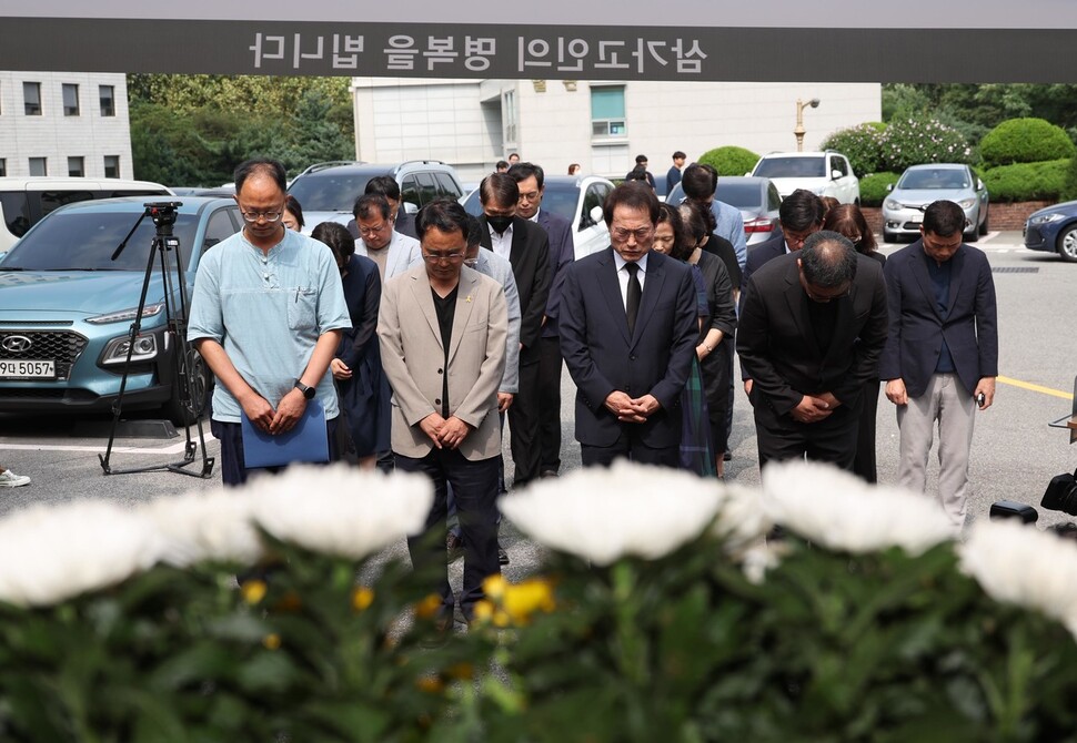 조희연 서울시교육감과 교직 3단체 관계자가 공동 기자회견을 마친 뒤 정문 앞에 마련된 분향소에서 조문하고 있다. 강창광 선임기자