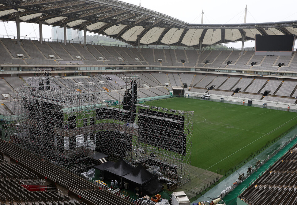 10일 오후 서울 마포구 서울월드컵경기장에서 ‘2023 새만금 세계 스카우트 잼버리 K팝 슈퍼 라이브' 공연을 위한 무대가 설치되고 있다. 연합뉴스