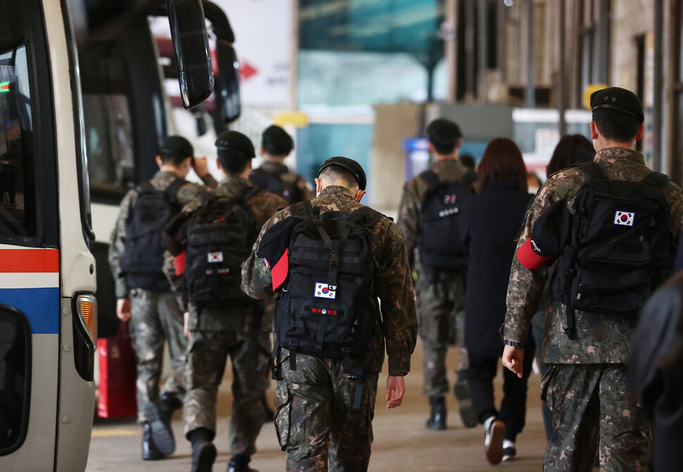 15일 휴가를 받아 고속버스를 타고 동서울버스터미널에 온 군 장병들이 하차장을 떠나고 있다. 군 장병의 휴가는 지난해 11월 27일 코로나19 확산 방지를 위해 통제를 시작한 지 80일 만인 이날부터 가능해졌다. 연합뉴스
