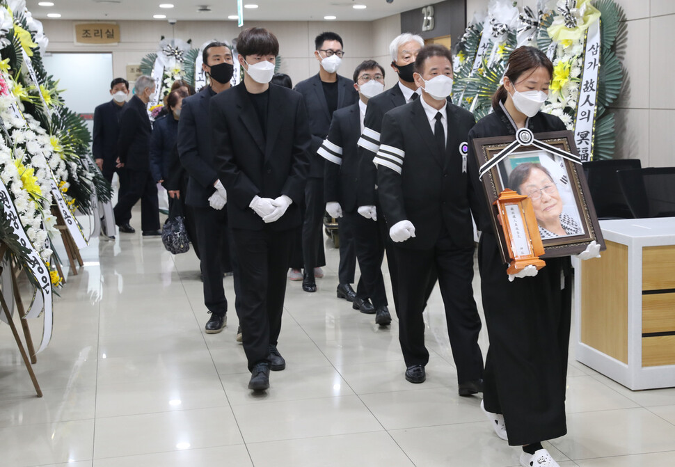 김문숙 부산정대협 이사장의 발인식이 31일 오전 서울 서초구 가톨릭성모병원 장례식장에서 진행되고 있다. 김태형 기자 xogud555@hani.co.kr