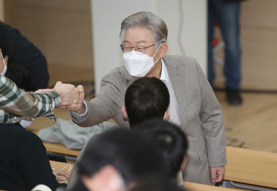 더불어민주당 이재명 대선 후보가 5일 오후 대구 경북대학교에서 ‘청년이 묻고 이재명이 답하다. 경북대학생들과의 대화'에 참석해 참석한 대학생들과 인사하고 있다. 연합뉴스