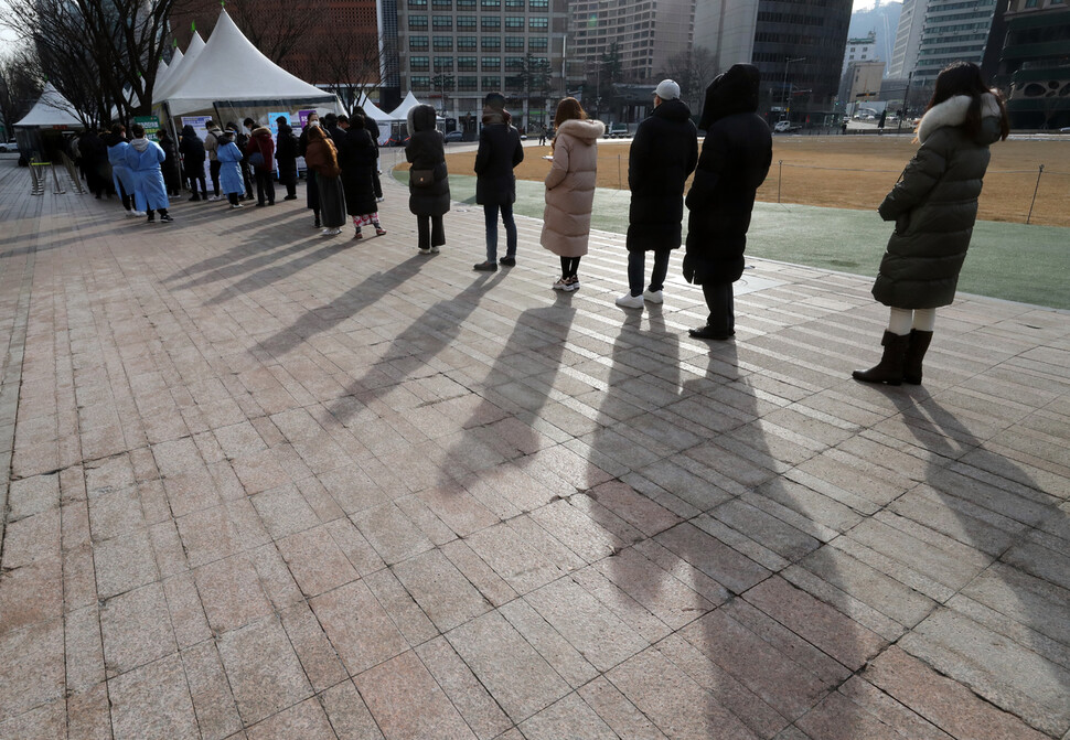 7일 오전 서울 중구 서울광장 임시선별검사소에서 신속항원검사를 받기 위해 길게 줄 지어선 시민들의 그림자가 길게 늘어져 있다. 김태형 기자