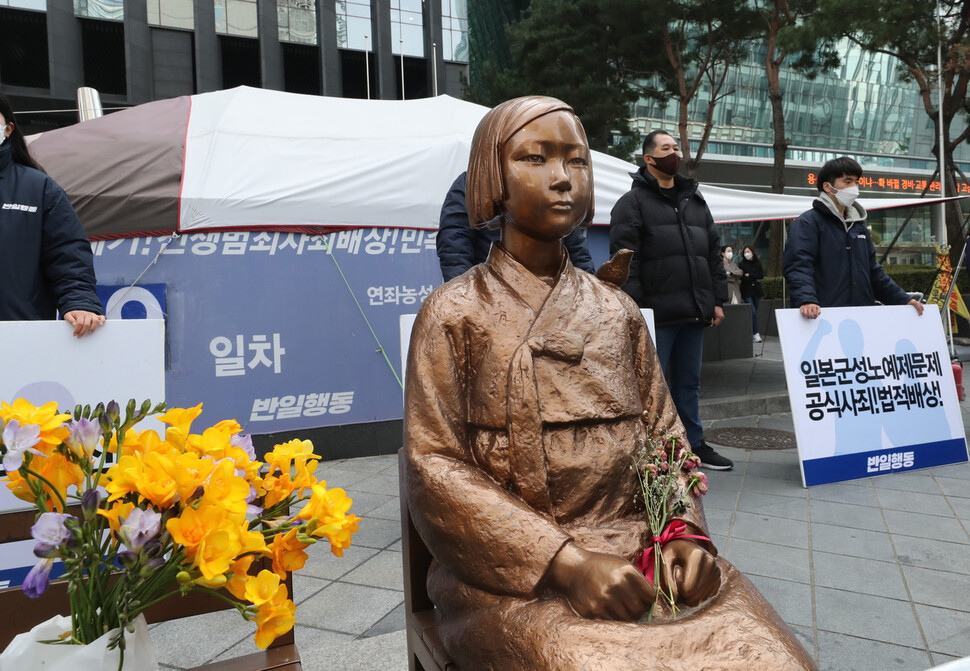 16일 낮 서울 종로구 옛 일본대사관 앞 ‘평화의 소녀상’에 프리지어가 놓여 있다. 김태형 기자