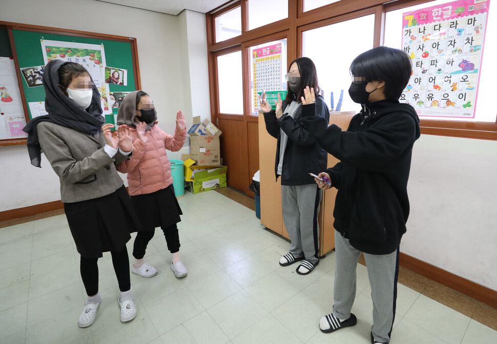 지난 7일 오전 아이샤(왼쪽부터)와 자리나가 쉬는시간에 교실에 들른 또래 도우미 친구들과 인사하고 있다. 울산/신소영 기자