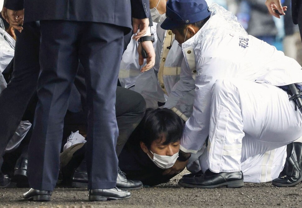 기시다 후미오 일본 총리가 15일 오전 11시30분께 일본 간사이 남부에 위치한 와카야마현에서 중의원 보궐선거 지원 연설을 시작하기 전 갑자기 큰 폭발음이 들려 긴급히 대피했다. 용의자로 보이는 한 남자가 경찰에 의해 제압되고 있다. 와카야마/연합뉴스