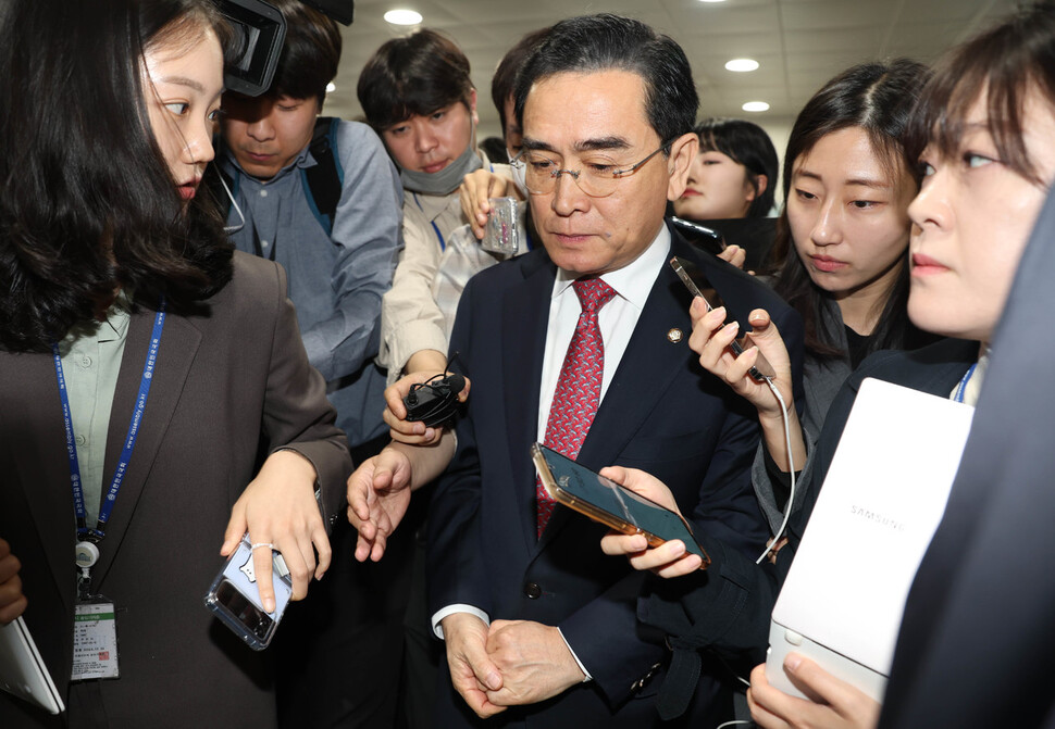 태영호 국민의힘 최고위원이 최고위원직 자진 사퇴 기자회견을 마친 뒤 취재진의 질문을 받으며 이동하고 있다. 공동취재사진