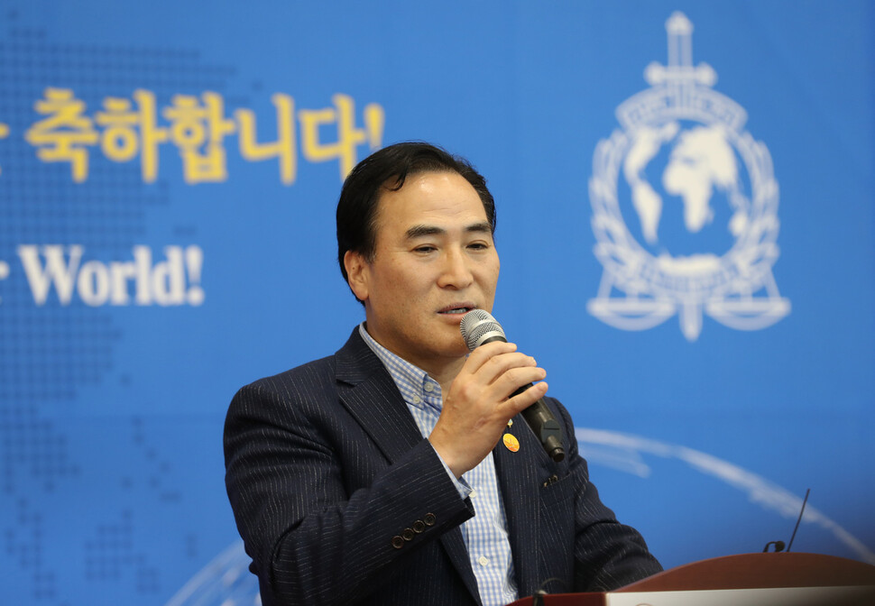 김종양 인터폴 신임총재가 인천국제공항을 통해 입국하고 열린 기자회견에서 소감을 말하고 있다. 연합뉴스