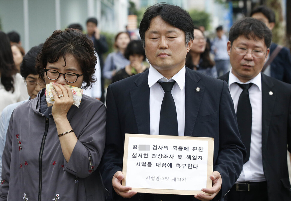 서울 남부지검 고 김홍영 검사의 사법연수원 동기(41기)들이 2016년 7월5일 오후 서울 서초동 서울지방변호사회관에서 기자회견을 열고 사건에대한 철저한 진상규명과 책임자처벌을 요구했다. 사법연수원 41기 동기회장 양재규 변호사와 고인의 어머니가 대검에 진상규명을 촉구하는 성명서를 접수하기 위해 걸어가고 있다. 김봉규 선임기자 bong9@hani.co.k