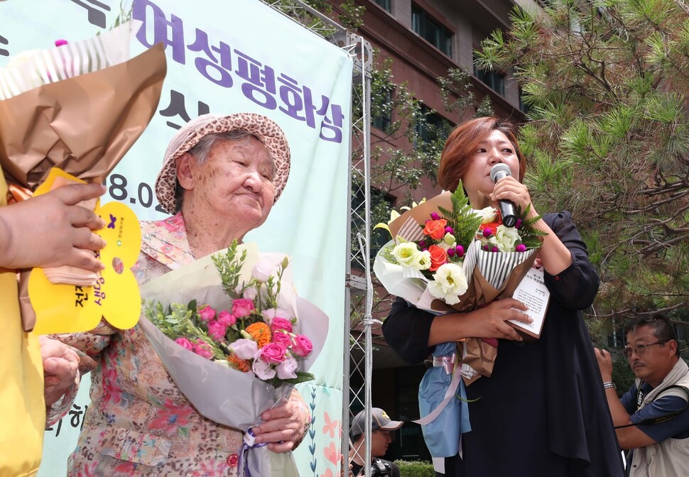 2017년에 일본군 위안부 피해자 길원옥 할머니의 이름으로 ‘길원옥 여성평화상’이 제정되었다. 그 첫번째 수상자는 한국 사회에 1999년 최초로 베트남 민간인 학살사건을 알렸던, 당시 &lt;한겨레&gt; 통신원이던 구수정이다. 길원옥과 구수정 두 활동가를 백소아 기자가 사진에 담았다.