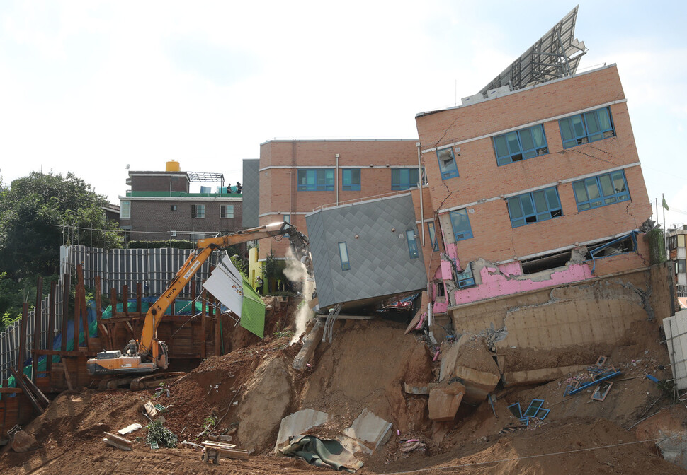 2018년 9월 학교 밖 건설공사의 영향으로 붕괴된 서울상도유치원 건물을 철거하고 있는 모습. 신소영 기자 viator@hani.co.kr