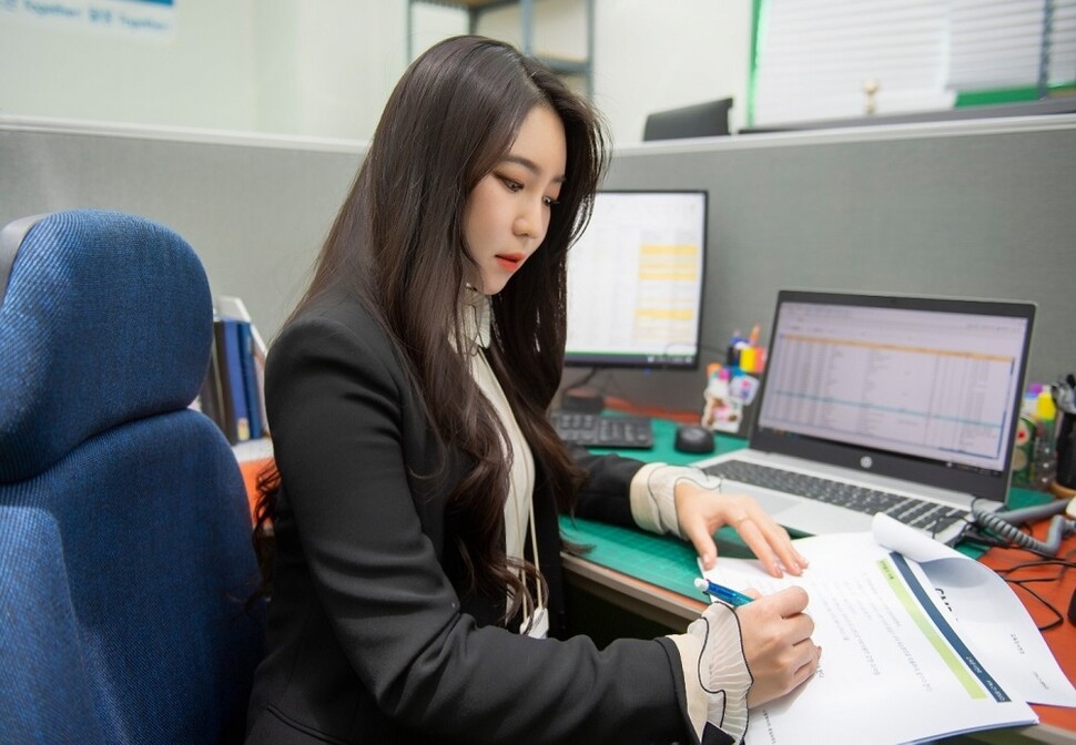 의약품 품질보증 전문가는 국내외 최신 GMP 규정에 발 빠르게 대응할 수 있도록 기관의 정보를 확인하고 이를 사내 규정에 적용시켜 업무 프로세스를 효율적으로 구축하는 역할을 한다.사진 손홍주