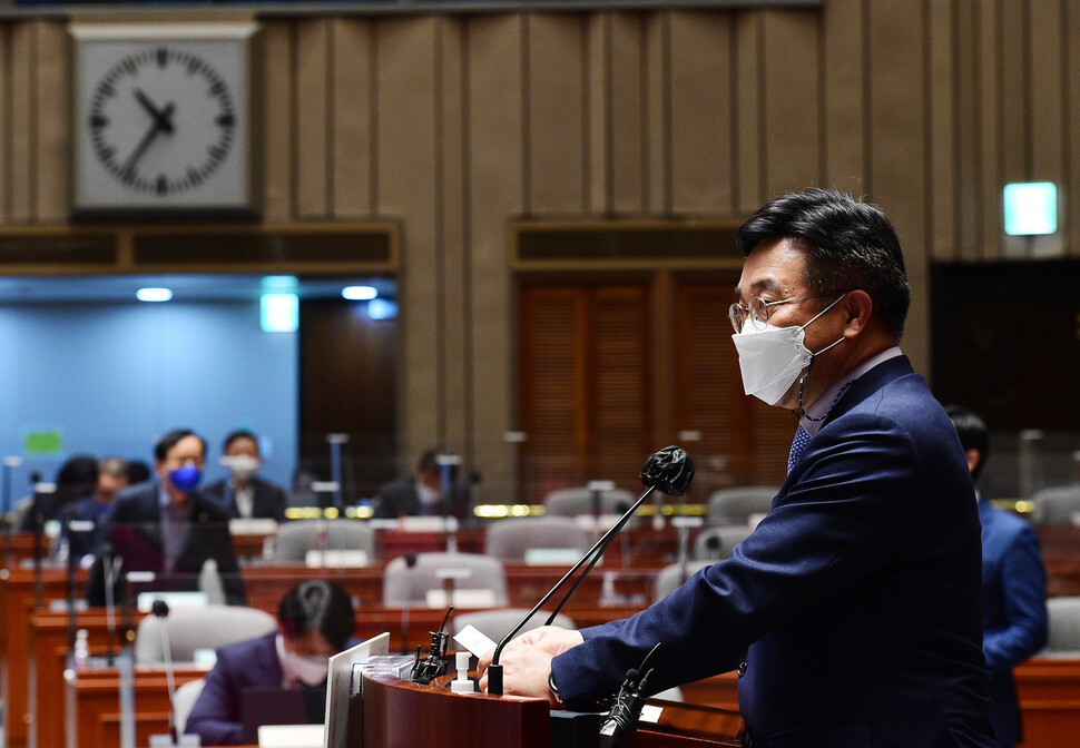 윤호중 더불어민주당 원내대표가 27일 오전 국회에서 열린 부동산 관련 정책의원총회에서 발언하고 있다. 연합뉴스