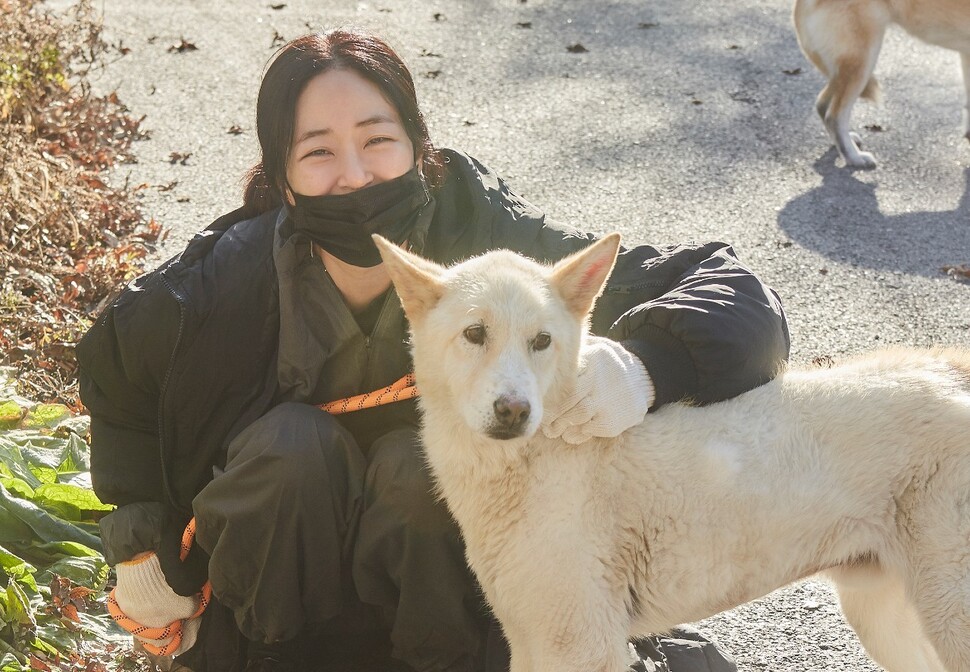 배우 김효진씨가 지난달 30일 경기 남양주시 동물자유연대 유기동물보호소 ‘온센터’를 찾아 산책 봉사에 참여하고 있다. 사진 오보이 제공