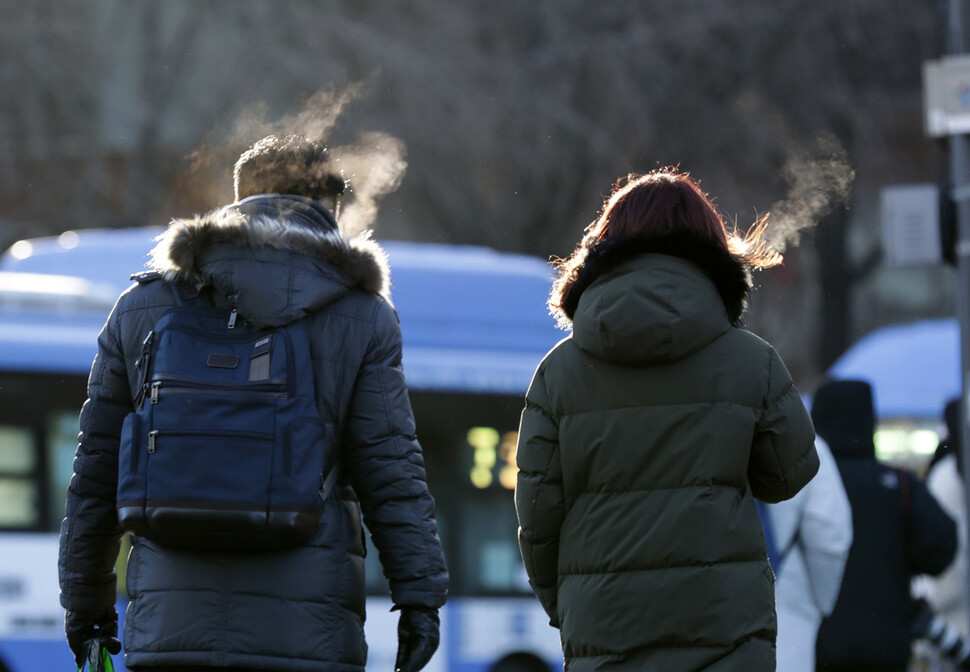 올겨울 들어 가장 낮은 기온을 기록한 1월25일 오전 서울 종로구 세종대로사거리에서 시민들의 입김이 뿌옇게 보이고 있다. 김명진 기자