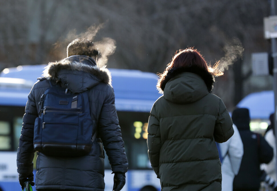 전국에 한파 특보가 내려진 25일 오전 서울 세종대로사거리에서 시민들의 뿌옇게 보이고 있다. 김명진 기자 littleprince@hani.co.kr