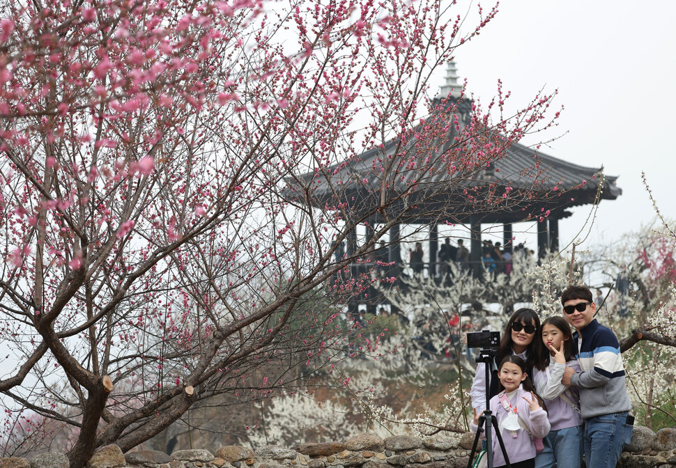 12일 오전 전라남도 광양시 다압면 매화마을 일대에서 열린 제22회 광양 매화축제를 찾은 한 가족이 함께 사진을 찍고 있다. 백소아 기자