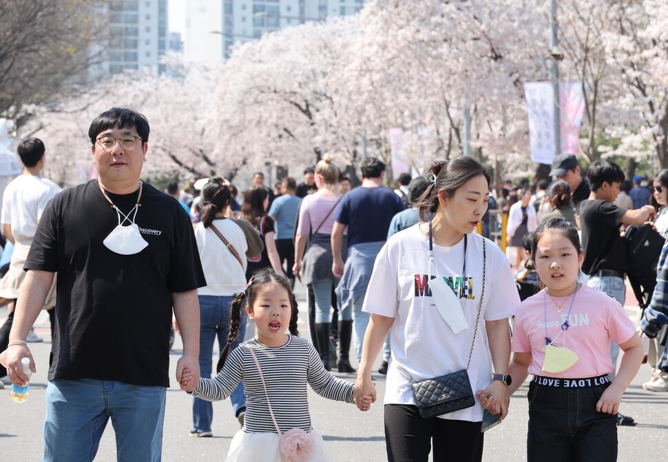 전국이 한낮에 초여름 날씨를 보인 2일 오후 서울 여의도 국회의사당 뒤편 윤중로에서 벚꽃을 구경온 한 가족이 더위에 반팔 옷을 입고 걸어가고 있다. 김봉규 선임기자 bong9@hani.co.kr