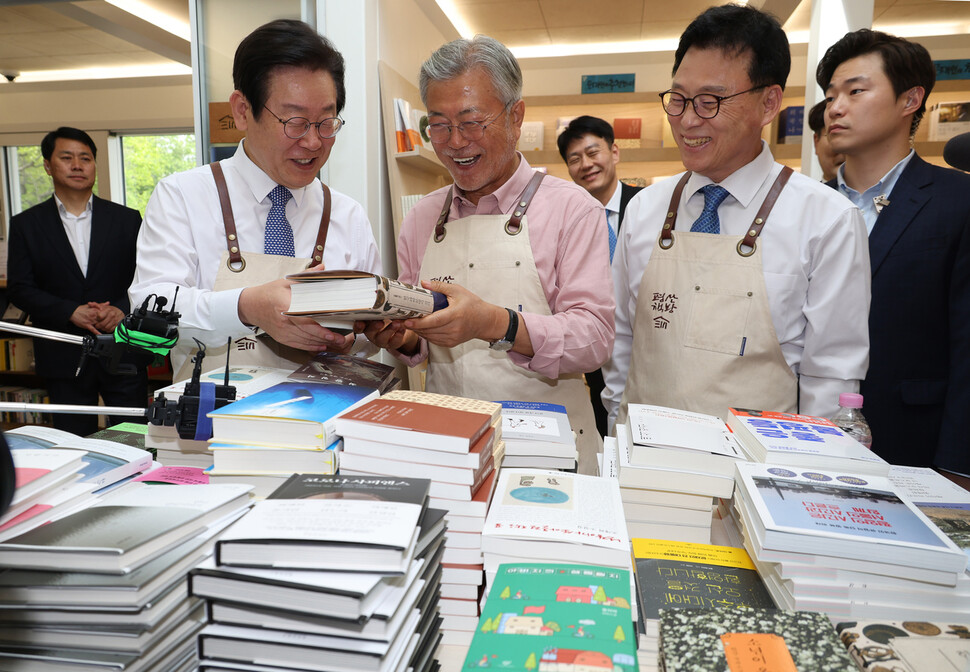 문재인 전 대통령이 이재명 더불어민주당 대표에게 책을 추천하고 있다. 강창광 선임기자