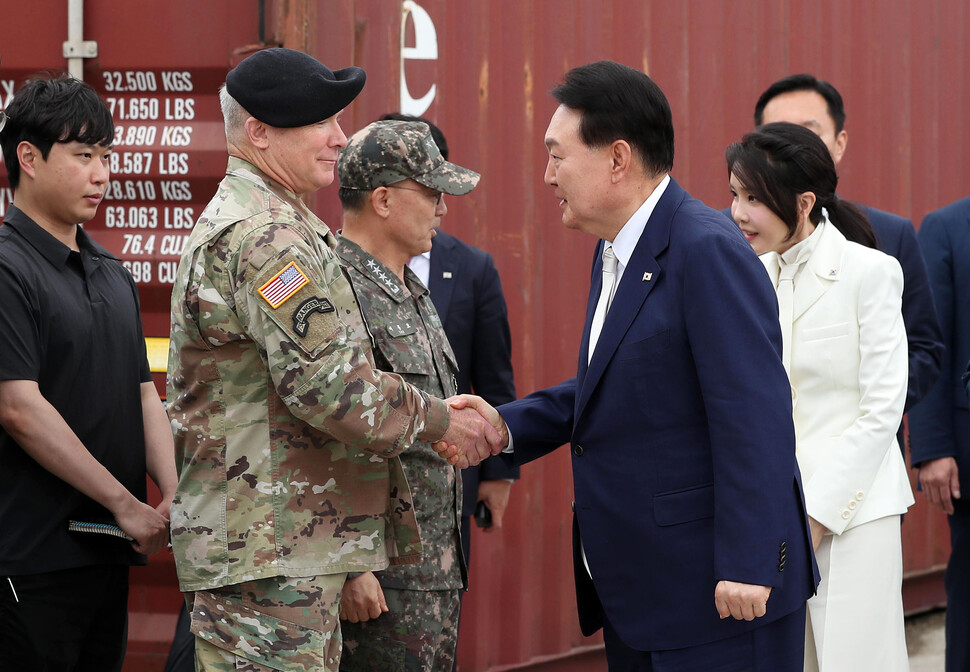 윤석열 대통령이 19일 부산 남구 해군작전사령부 부산작전기지에 입항한 미국의 오하이오급 핵추진 탄도유도탄 잠수함(SSBN) 켄터키함(SSBN-737)에 승함해 장병과 악수하고 있다. 대통령실통신사진기자단