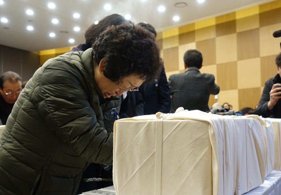 제주공항에서 발굴된 유해에 대한 신원 확인 결과 신원이 확인된 유해들을 제주4·3평화공원 내 유해봉안실에 안치하는 봉안식이 2018년 11월22일 열렸다. 허호준 기자