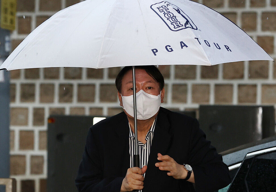 윤석열 전 검찰총장이 지난 3일 오후 국민의힘 대외협력위원장인 권영세 의원과의 회동을 위해 중구의 한 식당으로 들어가고 있다. 연합뉴스