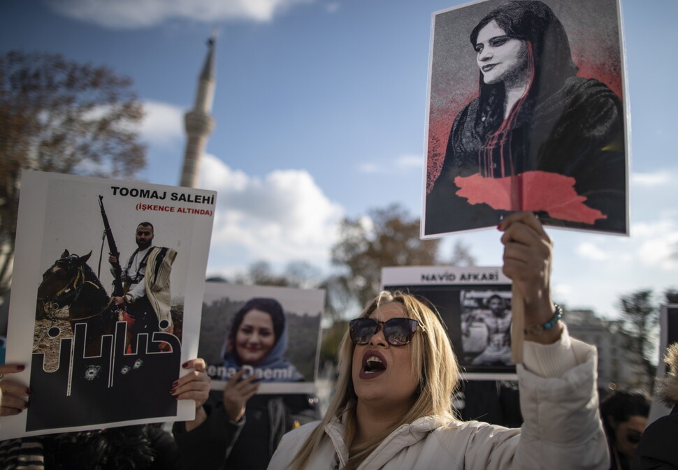 26일(현지시각) 튀르키예 이스탄불에서 열린 이란 연대 집회에서 참석자가 마흐사 아미니의 사진을 들고 있다. 이스탄불/EPA 연합뉴스