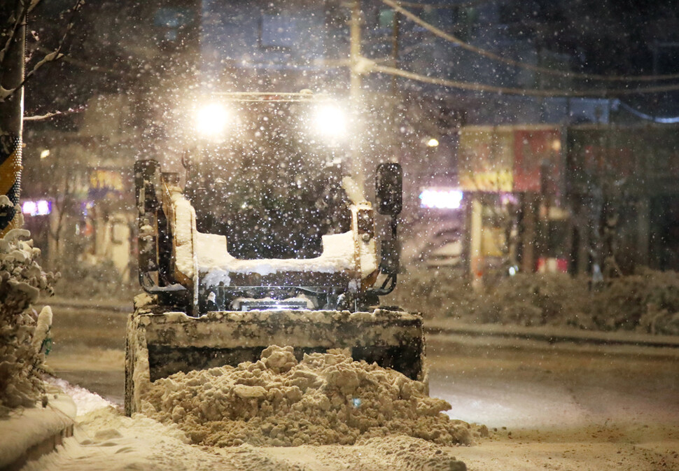 제설차가 폭설이 쌓인 전북 전주시의 도로를 치우고 있다. 전주시 누리집