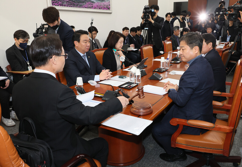 17일 오전 국회에서 열린 정치개혁특별위원회 정치관계법개선소위원회에서 조해진 위원장이 의사봉을 두드리고 있다. 연합뉴스