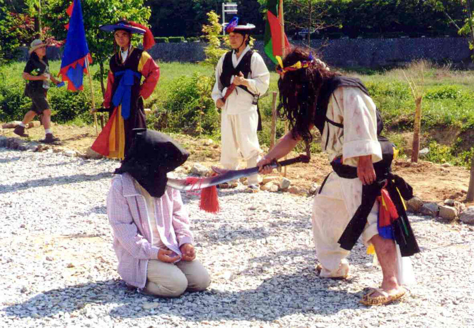 한 천주교 행사에서, 재연한 조선후기 천주교인이 참수로 순교당하는 장면. 사진 &lt;한겨레&gt; 자료