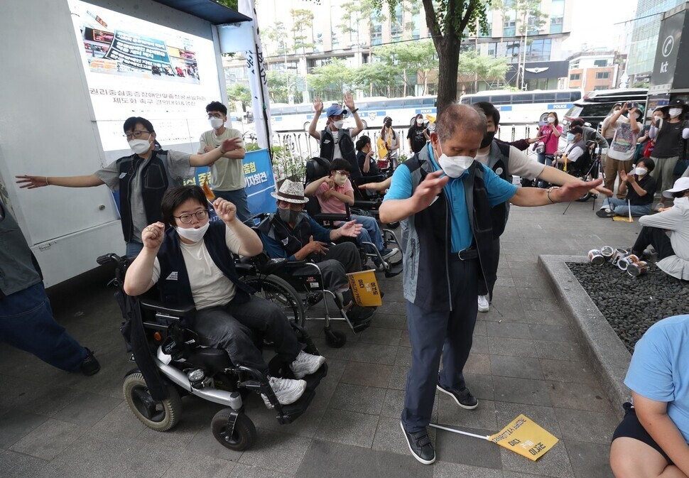 장애인자립생활센터 율동패가 공공일자리 제도화 촉구 결의대회에서 문화공연을 하고 있다. 강창광 선임기자