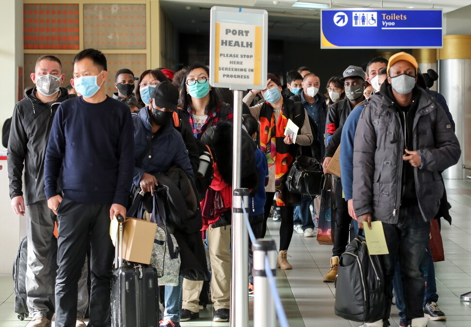 지난 1월29일 케냐 나이로비 국제공항에서, 중국발 항공편 승객들이 검역을 기다리고 있다. EPA 연합뉴스