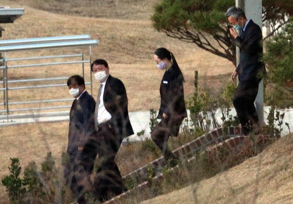 윤석열 검찰총장(왼쪽 둘째)이 3일 오후 충북 진천군 법무연수원에서 강의를 마친 뒤 배성범 법무연수원장(맨 왼쪽)과 함께 이동하고 있다.김봉규 선임기자 bong9@hani.co.kr