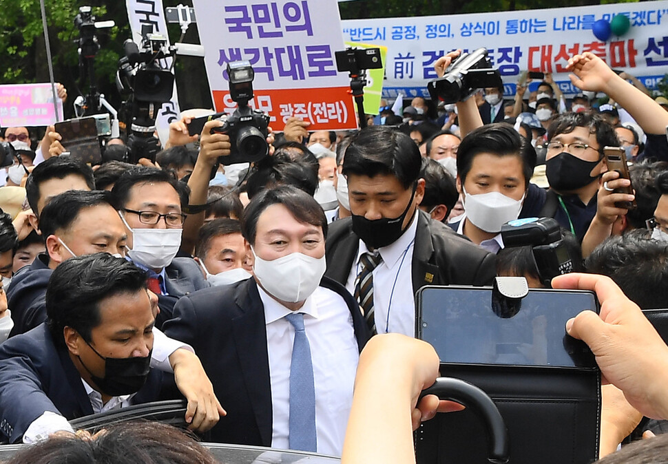 윤석열 전 검찰총장이 29일 오전 서울 서초구 매헌 윤봉길 의사 기념관에서 대선 출 마 기자회견을 마친 뒤 기념관을 나서고 있다. 국회사진기자단
