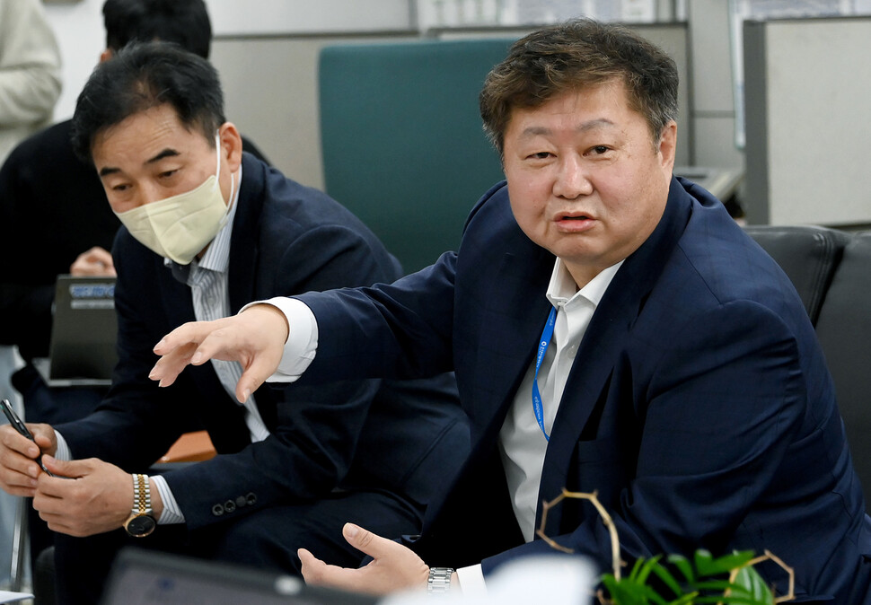 19일 열린 인천시 해양항공국 기자간담회에서 윤현모(왼쪽에서 두번째) 해양항공국장이 현안을 설명하고 있다. 인천시제공