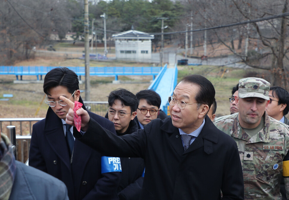 권영세 통일부 장관이 29일 오후 경기도 파주시 판문점을 방문, 유엔사 군정위 관계자로부터 설명을 들으며 도보다리를 둘러보고 있다. 사진공동취재단