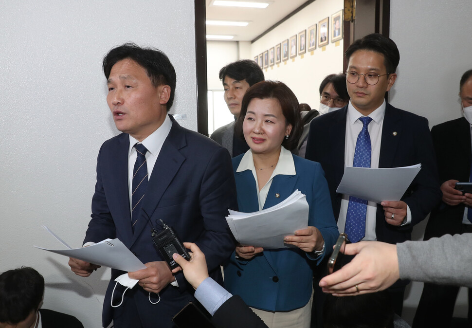 15일 국회 환경노동위원회 소회의실에서 열린 환노위 고용노동법안 심사소위원회 회의에서 이른바 ‘노란봉투법’이 통과된 뒤 김영진 소위 위원장이 법안 내용을 설명하고 있다. 강창광 선임기자