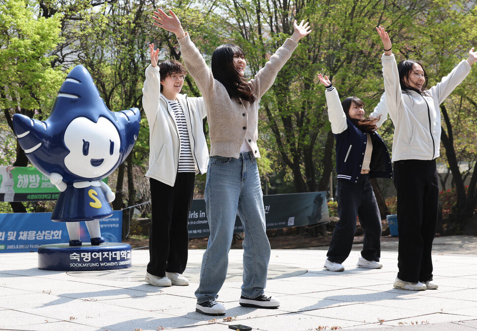 평화나비네트워크 숙명여대 지부인 ‘숙명눈꽃나비’ 회원을 비롯한 학생들이 7일 낮 서울 용산구 숙명여대 원형극장에서 열린 강제동원 해법안 철회를 위한 릴레이 학내 수요시위에서 여는 노래 &lt;바위처럼&gt;에 맞춰 율동을 하고 있다. 백소아 기자